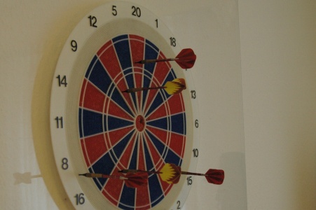 Dartsspiel im Besprechungsraum